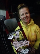 Taina Jääskeläinen palkittiin joukkueen tikkailla lauantain pelin jälkeen.