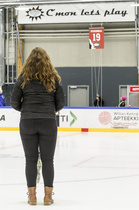 Menestyksekkään peliuran päätteeksi Mira Sydänmaan pelipaita nostettiin hyvinkään jäähallin kattoon. Kuva:Timo Kupiainen